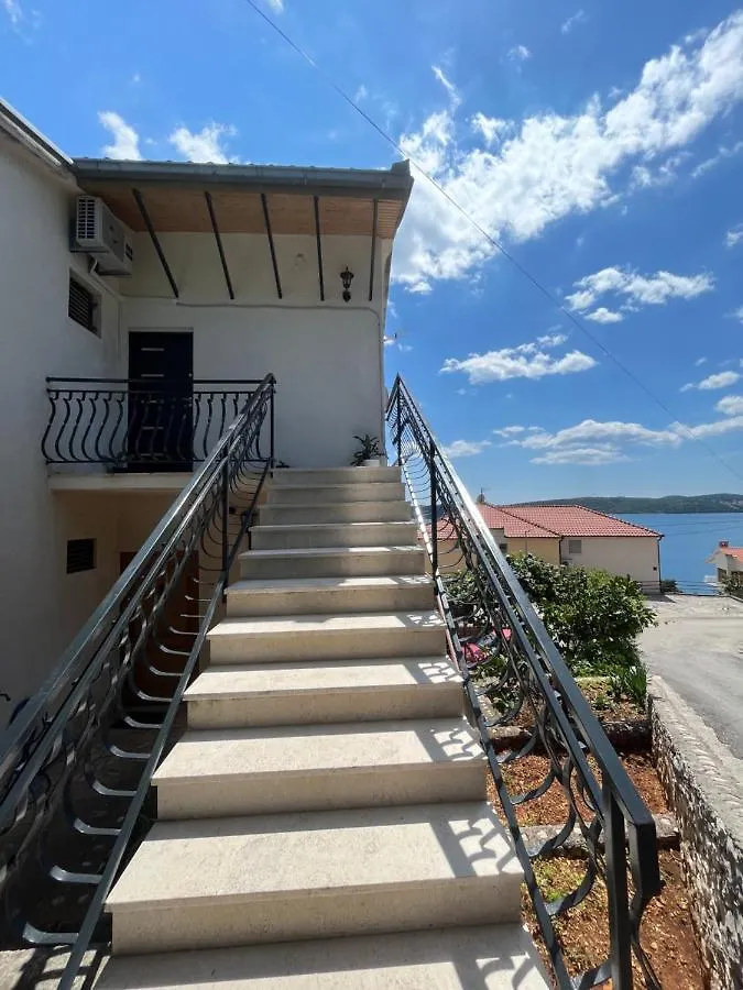 Calypso 0*, Trogir
